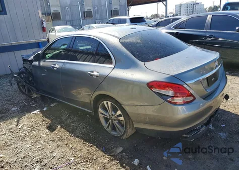 2018 Mercedes-Benz C 300 z USA, uszkodzony, nr VIN 55SWF4JB1JU248727